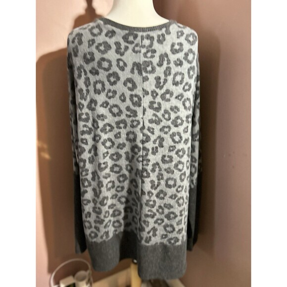 LuLaRoe Tammy Rib Cuff Top Womens 3XL Gray Leopard Sweater Lightweight - Picture 3 of 9